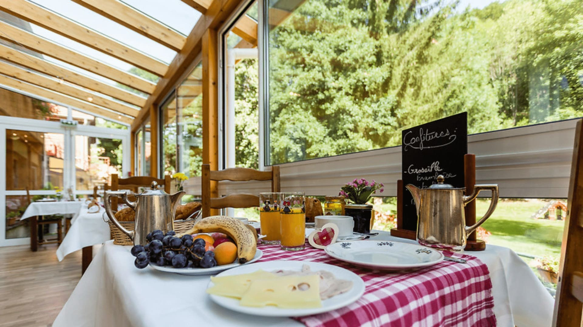 Petit-déjeuner dans la véranda d'une maison d'hôtes - Vosges - France