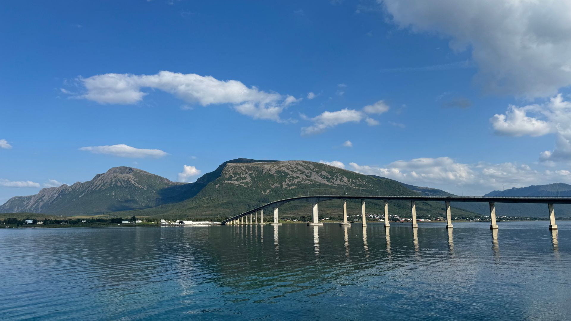 Pont sur un fjord - Côte arctique - Norvège