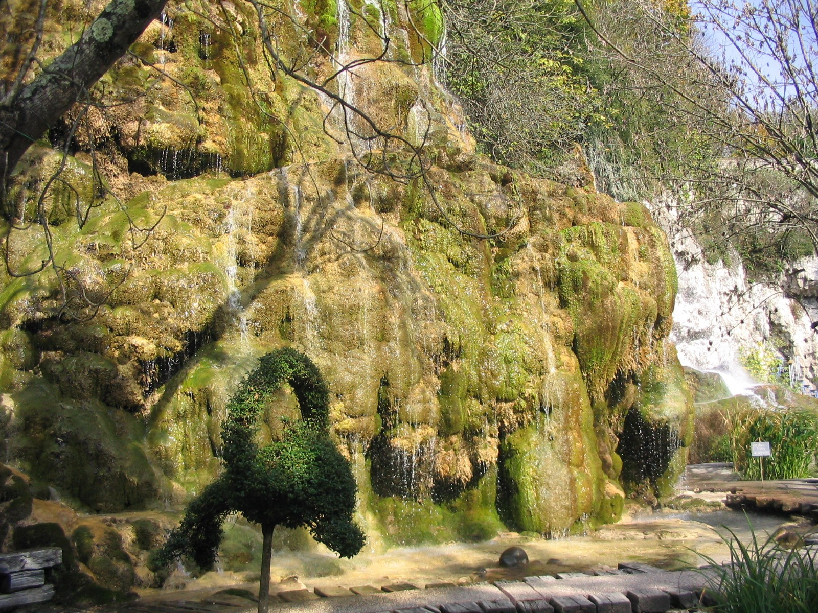 © Xavier Caré Cascades et tufières - Jardin des Fontaines Pétrifiantes - La Sône