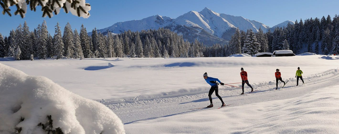 Ski de fond sur piste damée face aux sommets - Seefeld - Tyrol, Autriche