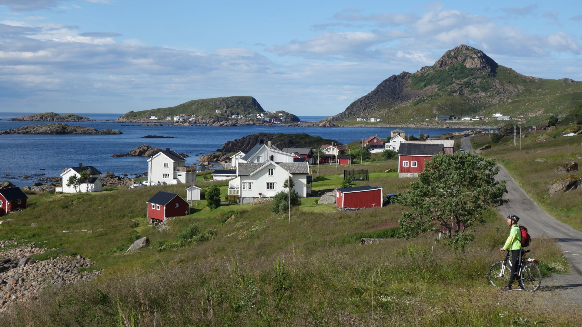 Cycliste dans un village côtier - Côte arctique - Norvège