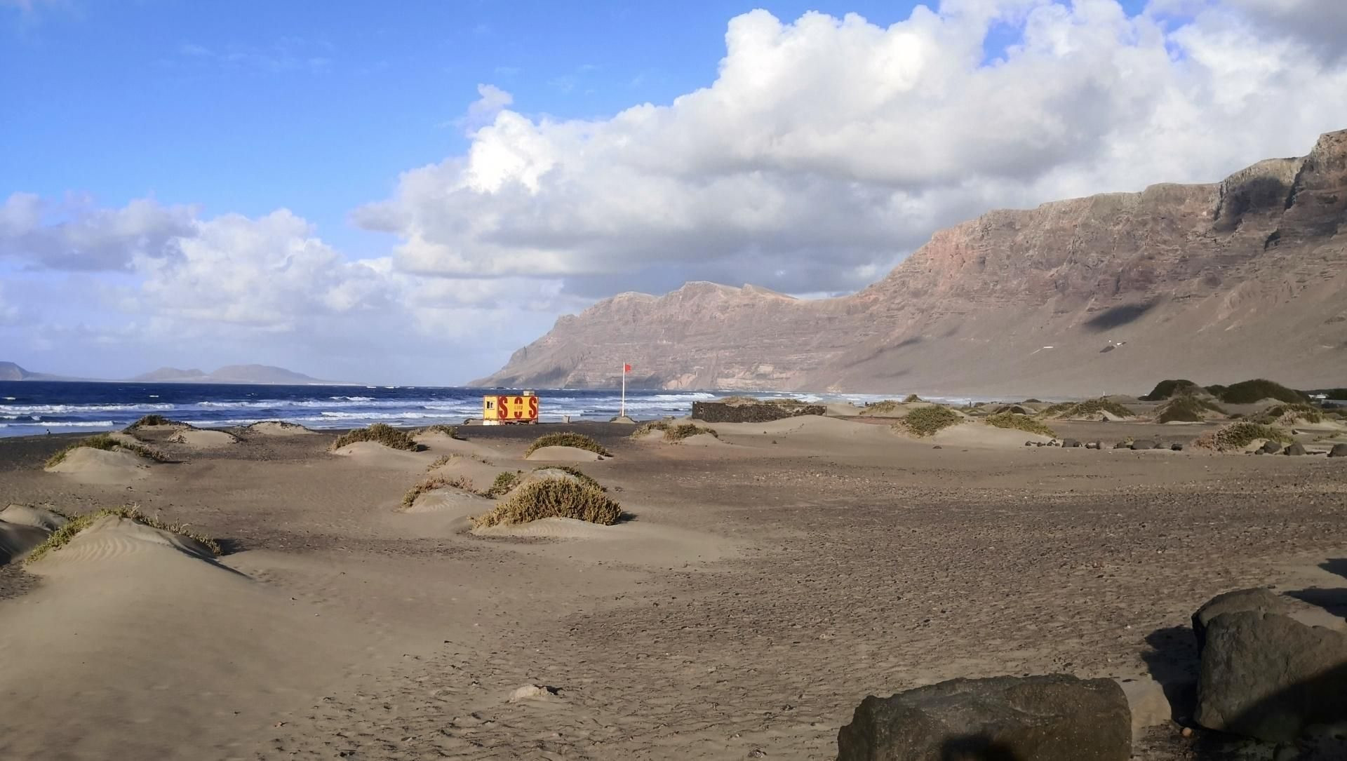 Plage de Famara au pied des falaises - Lanzarote - Îles Canaries