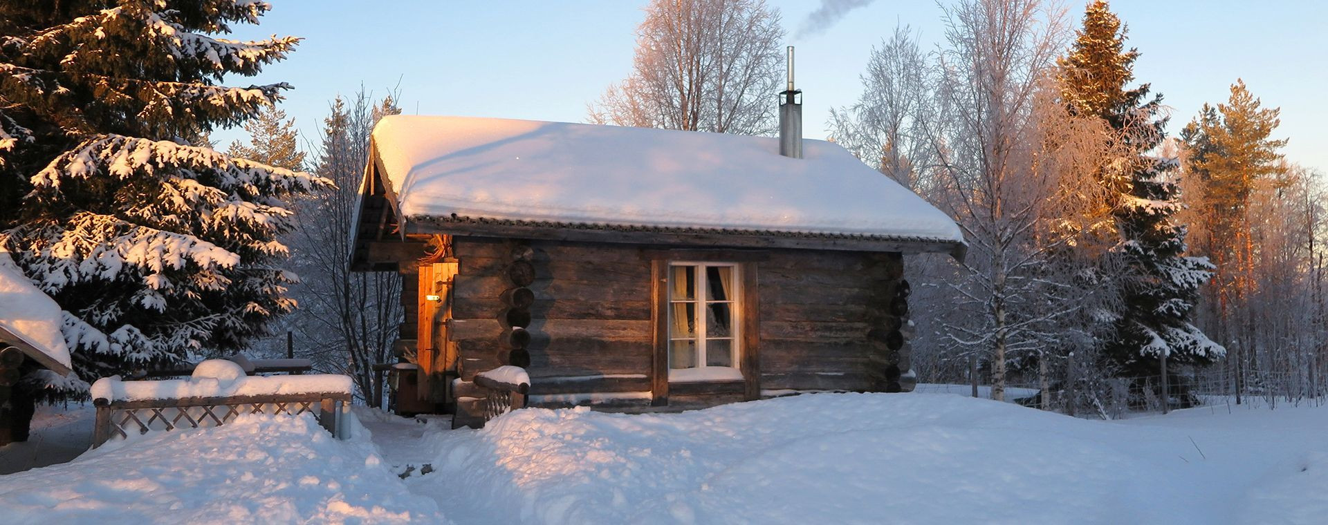 Chalet en rondins sous la neige près de la frontière russe - Laponie - Finlande