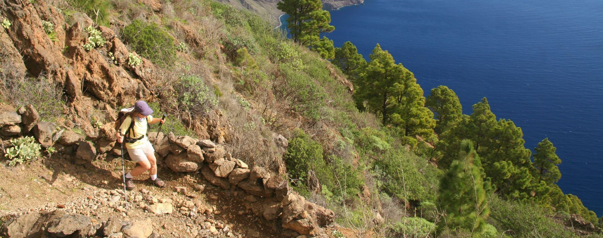 Randonneur sur un sentier côtier - El Hierro - Canaries - Espagne