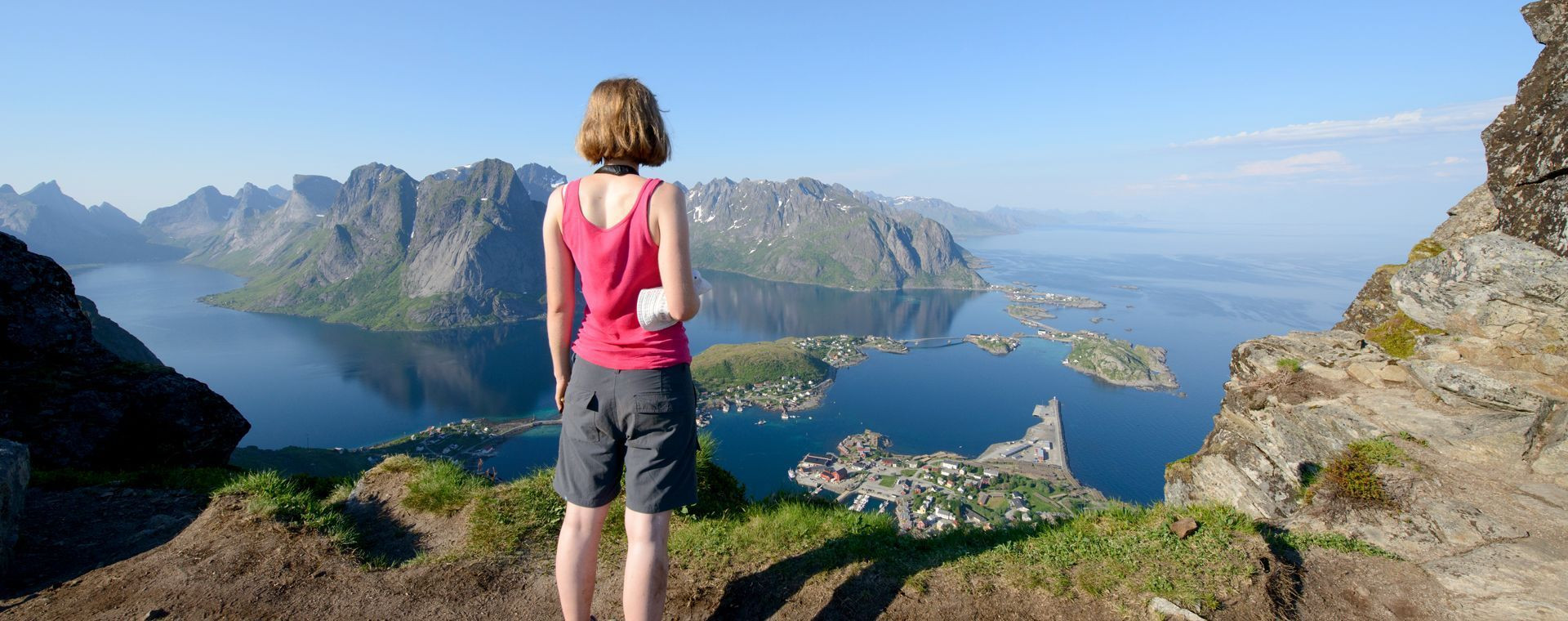 Randonneuse face à un fjord - Îles Lofoten - Norvège