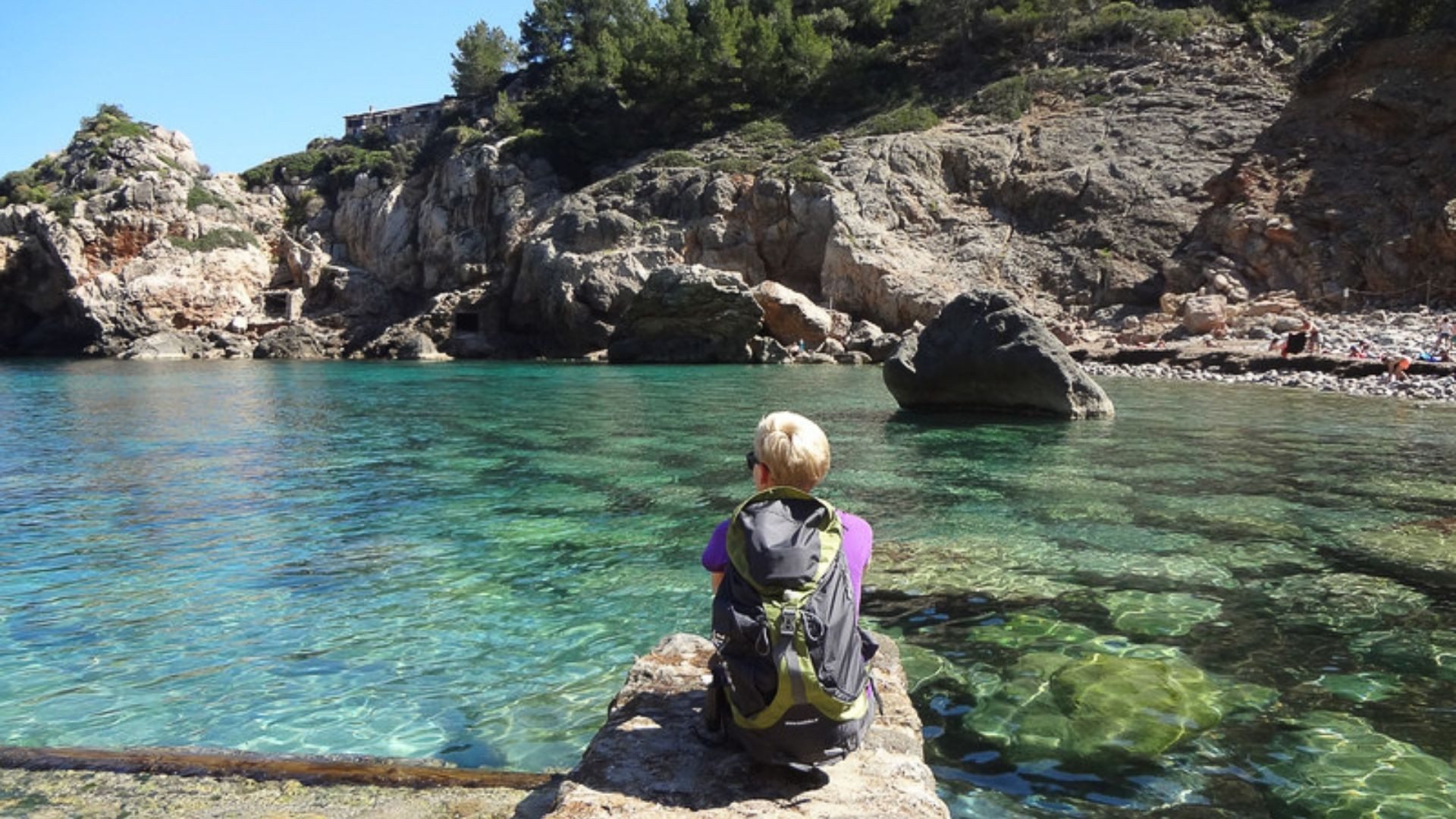 Randonneuse au bord d'une crique turquoise - Majorque - Espagne