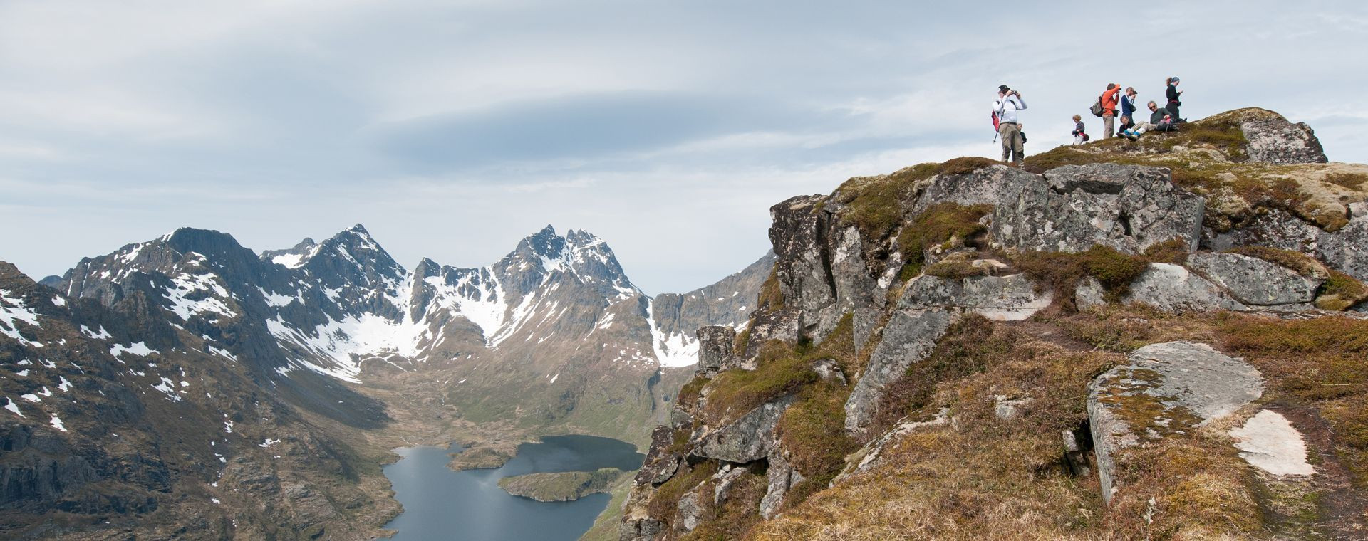 Randonneurs au sommet - Îles Lofoten - Norvège