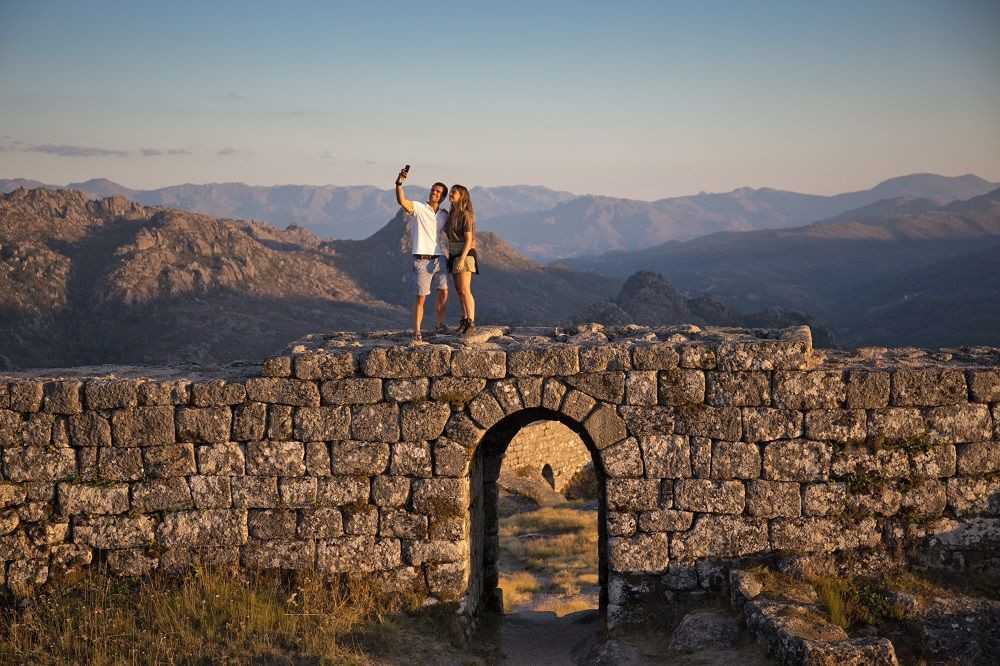 Randonneurs sur des ruines - Parc national de Peneda-Gerês - Portugal