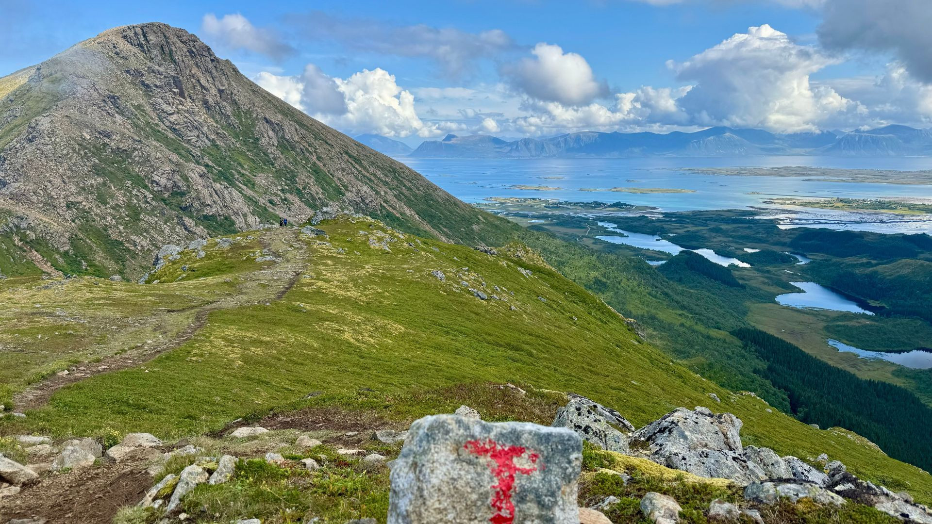 Sentier de montagne au-dessus de la côte arctique - Norvège