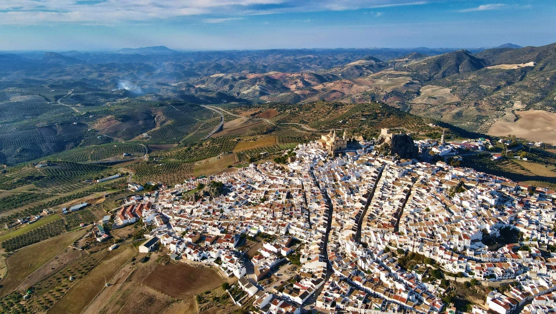 © David Praire Vue aérienne du village blanc d'Olvera - Andalousie - Espagne
