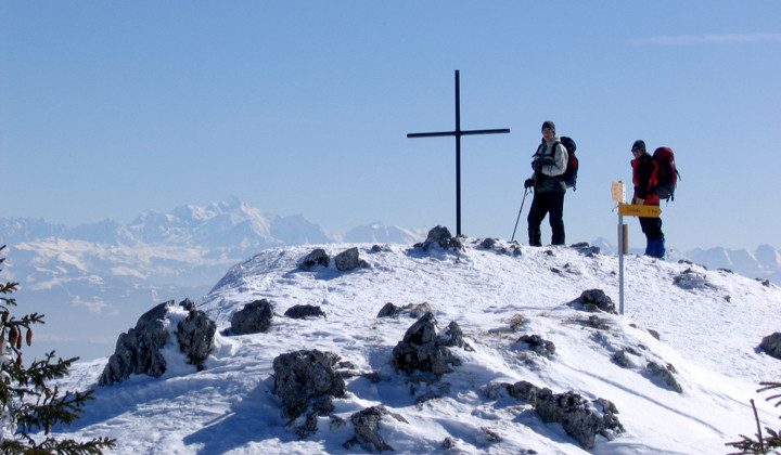 Randonneurs en raquettes au sommet - Massif du Jura