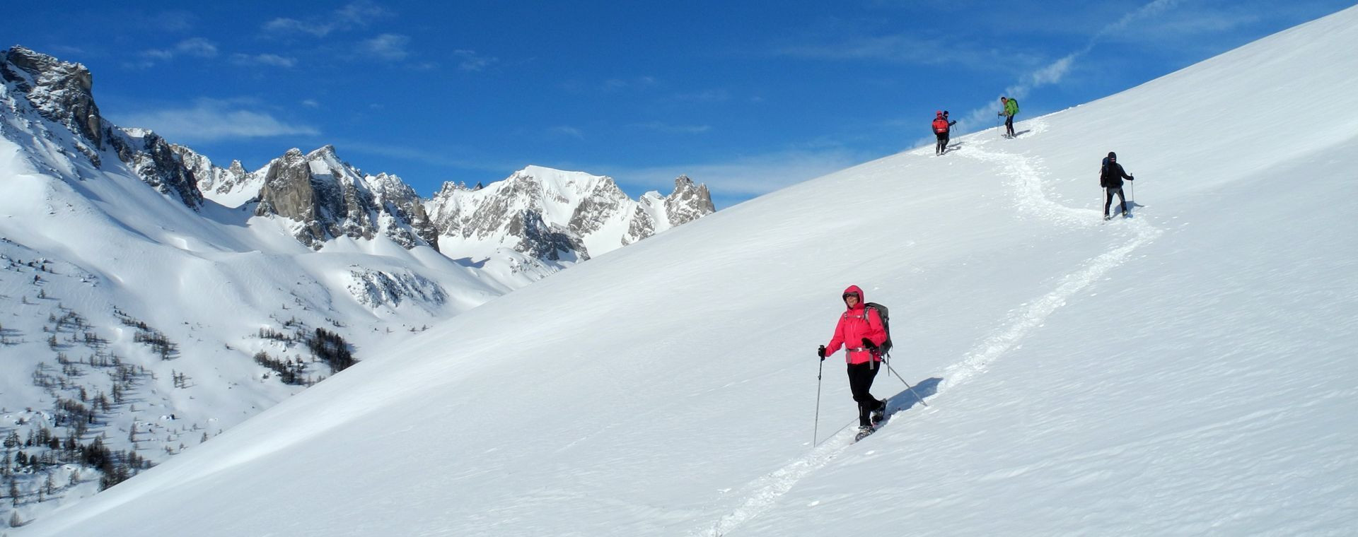 Randonneurs en raquettes - Vallée de la Clarée - Hautes-Alpes - France