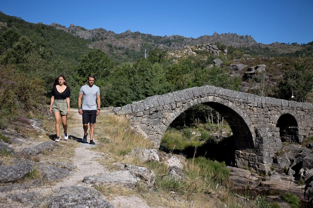 Randonneurs près d'un pont de pierre - parc national de Peneda-Gerês - Portugal