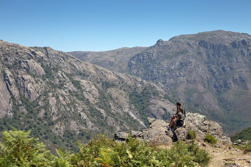 Randonneuse contemplant les montagnes - Parc national de Peneda-Gerês - Portugal